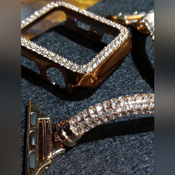 Rose Gold Inspired and Crystal Apple Watch Face Case and Band - Picture 4 of 5